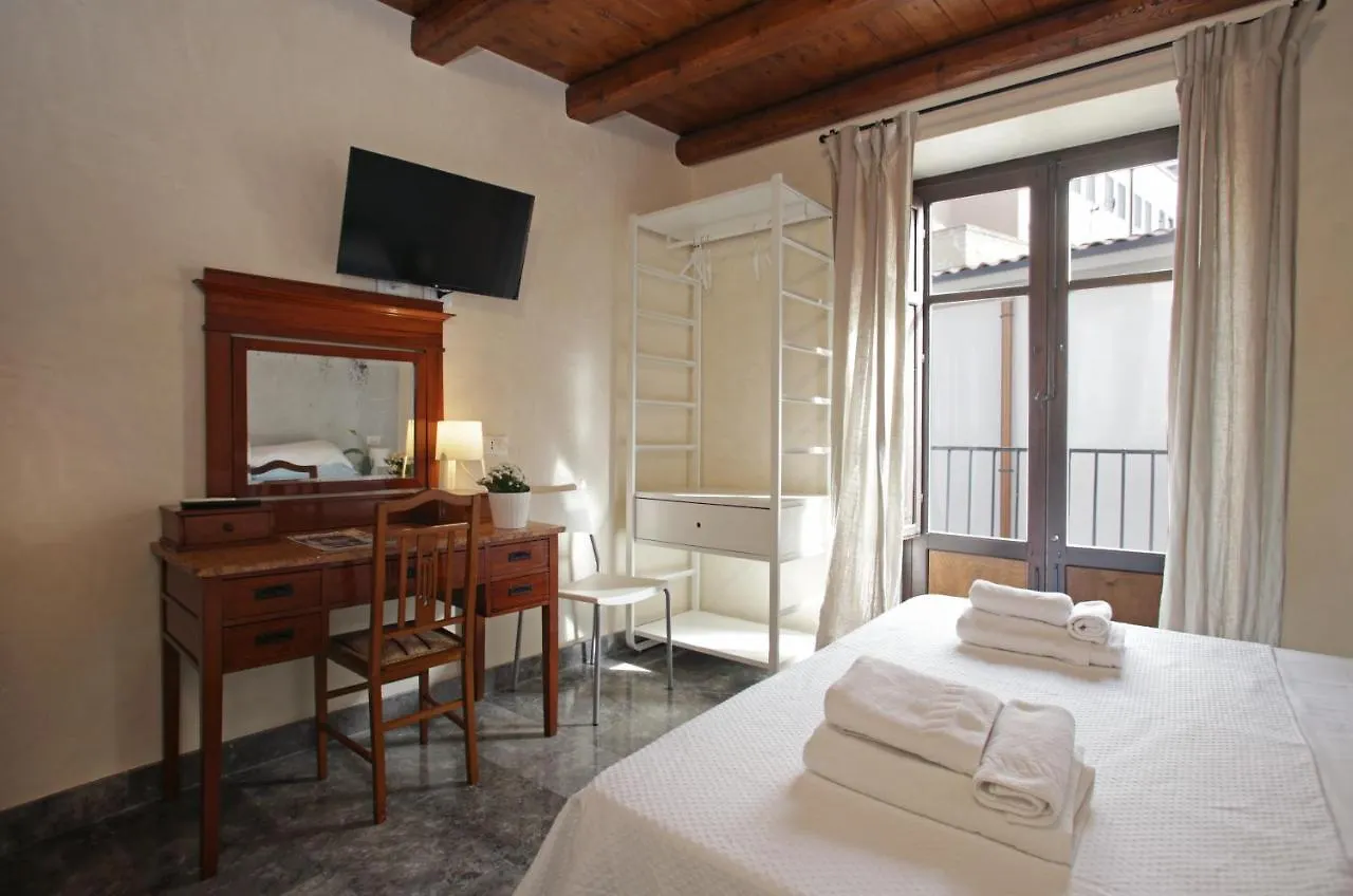 Casa Miqva - Rooms In Shared Apartment Palermo Frühstückspension