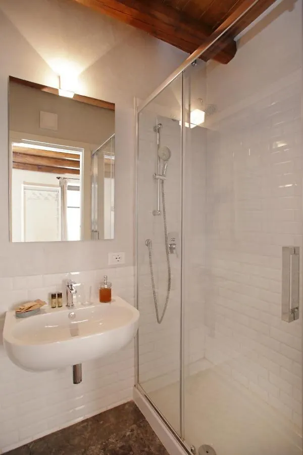 Casa Miqva - Rooms In Shared Apartment Palermo 2*,  Italien